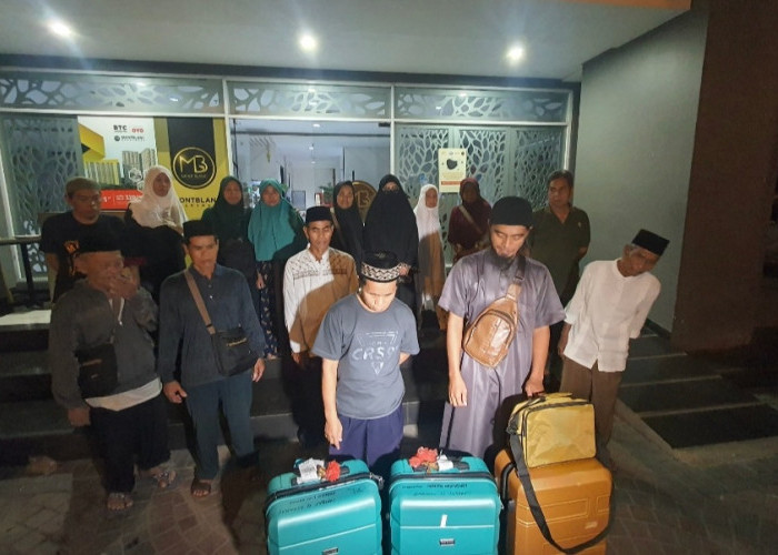 Dijanjikan Berangkat Ke Tanah Suci, Puluhan Jemaah Travel Umrah Asal Kalimantan Terdampar di Bekasi