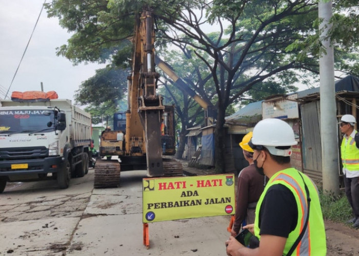 Sering Dilintasi 'Transformers' Jalan Raya Perancis Tangerang Diperbaiki 