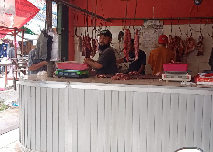 Harga Naik, Daging Sapi Masih Laris Manis di Pasar Pringsewu Lampung