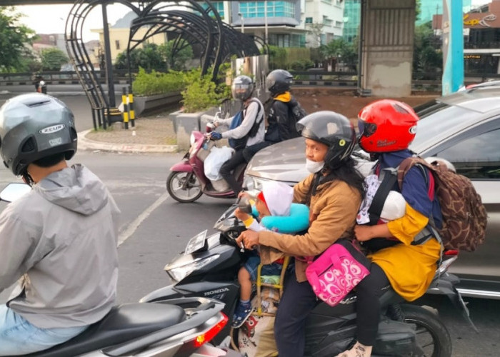 Arus Balik Libur Lebaran, Pemudik Sepeda Motor Masih Padati Jalur Kalimalang Bekasi Arah Jakarta