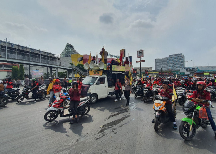 Demo May Day 2024, Ratusan Buruh Blokade Persimpangan Gerbang Tol Bekasi Barat
