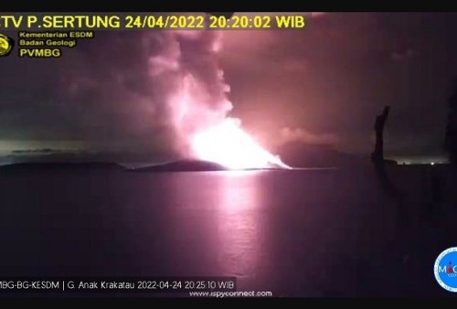 Waspada! Anak Krakatau Erupsi Lagi Malam Ini, Begini Penampakannya saat Terekam CCTV