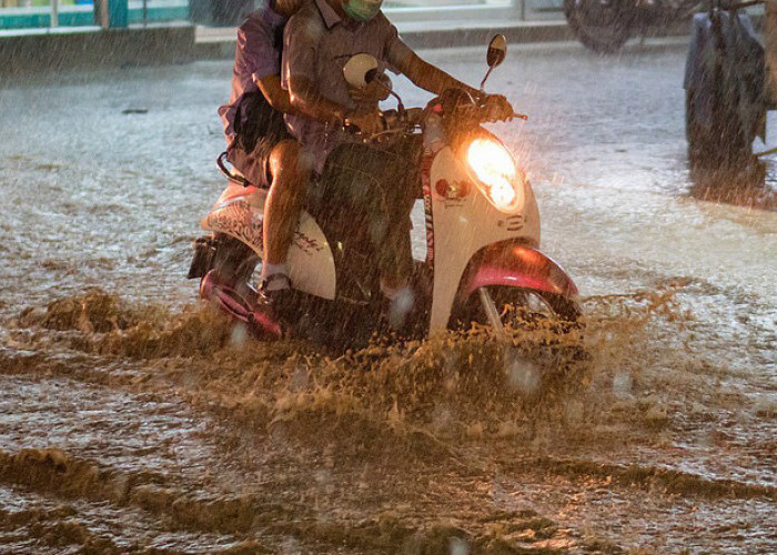Banjir Nongol Lagi di Permukiman Warga Mampang Jakarta Selatan, Ketinggian Air Capai 1,2 Meter