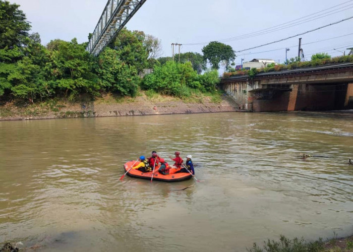 Hari ke-4 Pencarian Orang Tenggelam di Kali Bekasi Diperluas Hingga 15 Km