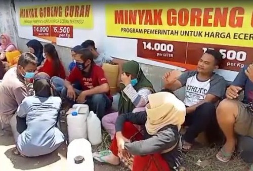 Begini Suasana Antrean Minyak Goreng Curah di Kesambi Kota Cirebon