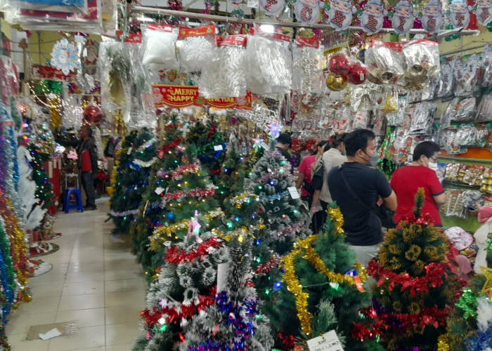 Penjualan Pernak Pernik Natal di Kota Bekasi Meningkat Hingga 40% Dibandingkan Tahun Sebelumnya