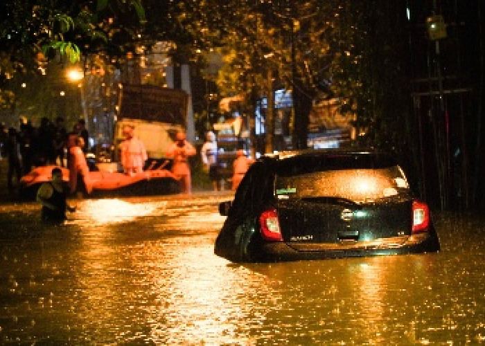 Kota Semarang Dikepung Banjir 31 Desember 2022, Sejumlah Kendaraan Mogok