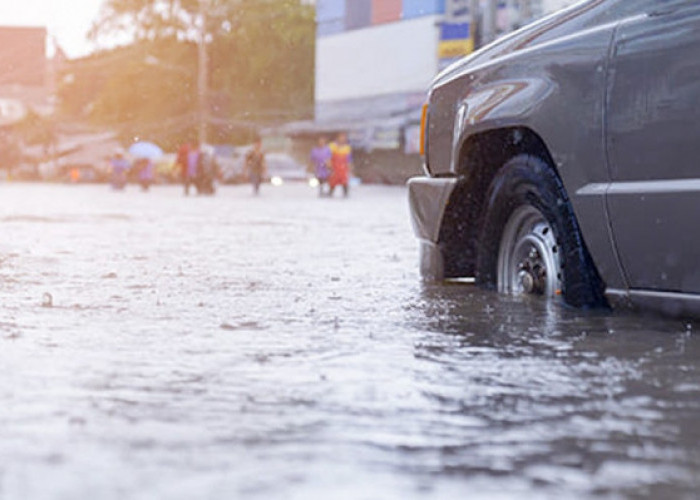 Jangan Panik, Ini Tips dan Trik Apabila Mobil Terendam Banjir Saat Musim Hujan