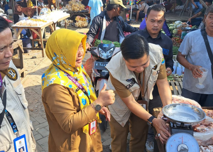 Cegah Kecurangan Penjualan Saat Ramadan, Timbangan Milik Pedagang di Pasar Kresek Tangerang Ditera Ulang