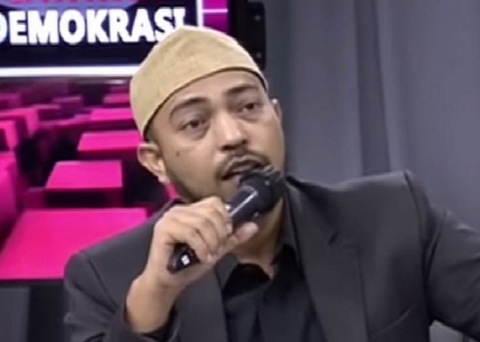 Keras! Husin Shihab Soroti Warga Cabut Logo Gereja di Tenda Bantuan Gempa Cianjur: Islam Tercoreng