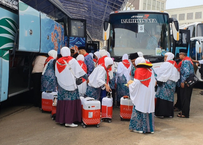 Ratusan Calon Jamaah Haji Kabupaten Bekasi Jawa Barat, Masuki Asrama Haji Embarkasi Jakarta - Bekasi