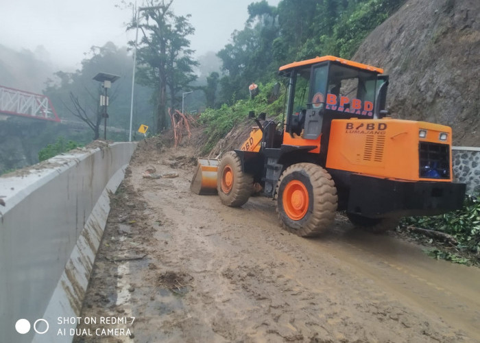 Khofifah Indar Parawansa Tangani Jembatan Putus Akibat Banjir Lahar Dingin Semeru dan Longsor Lumajang