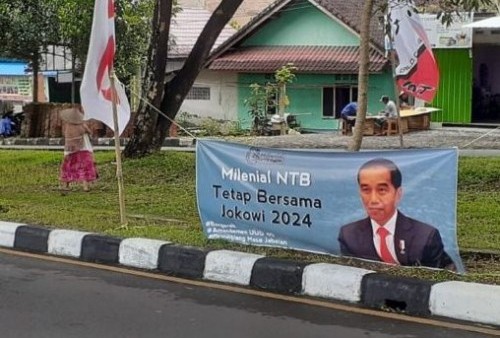 Spanduk Tetap Bersama Jokowi 2024 Berjajar Menuju Sirkuit Mandalika