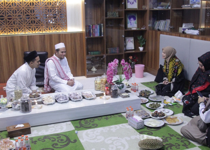 Siti Atikoh, Istri Ganjar Temui Putra Abuya Mufassir untuk Minta Restu dan Doa