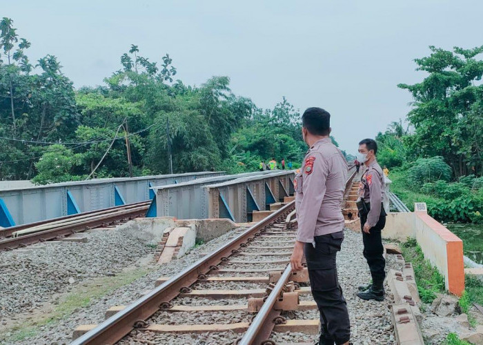 Melintas di Jalur Kereta Api, Seorang Ibu dan Anaknya Tertabrak Kereta Api Argo Jakarta Bandung
