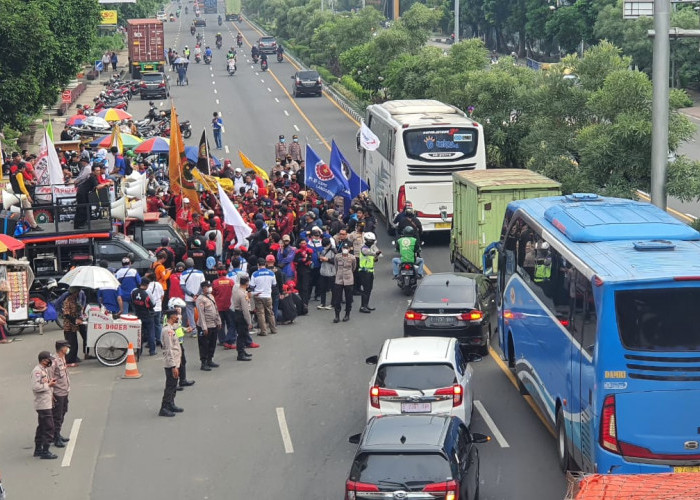 Imbas Demo Buruh Soal Penetapan UMK Kota Bekasi 2023, Sejumlah Jalan Macet Total
