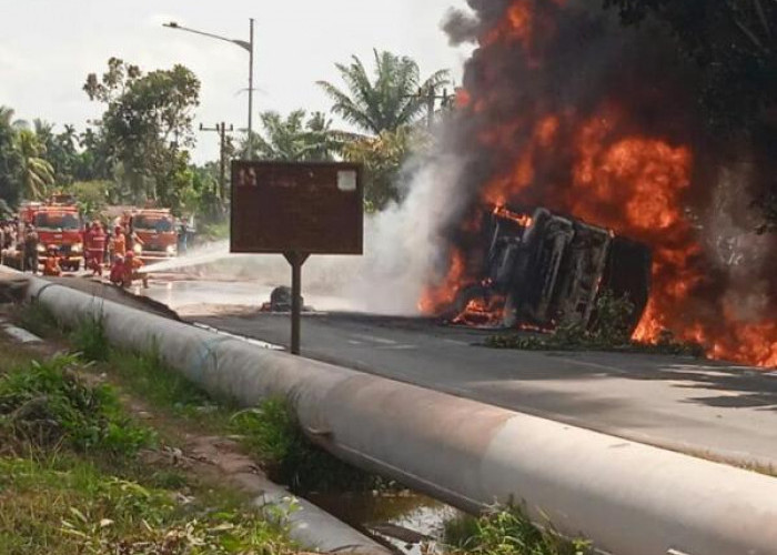 Alami Kecelakaan Tunggal, Truk Pengangkut BBM Milik PT Elnusa Petroleum Terguling dan Terbakar di Jalan Gatot Subroto