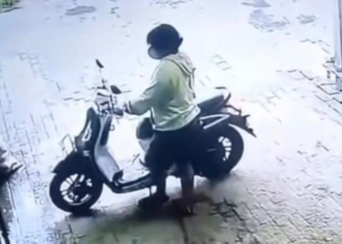 Komplotan Maling Terekam CCTV, Nekat Curi Sepeda Motor Milik Pedagang Es Kelapa Muda di Bekasi