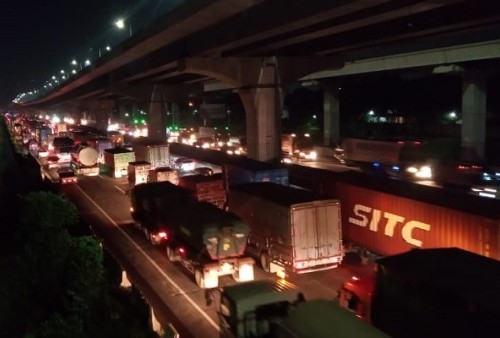 Arus Balik Libur Tahun Baru di Jalan Tol Jakarta-Cikampek Padat, Sistem Contraflow Diberlakukan