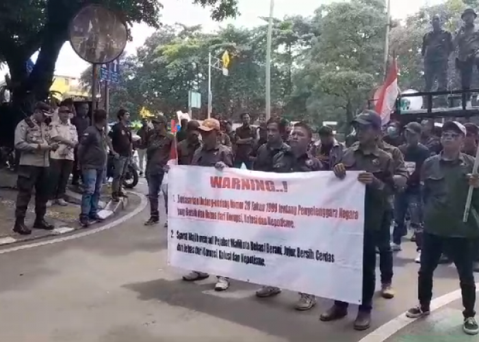 Puluhan Orang Demo di Pemkot Bekasi, Tuntut PJ Wali Kota Tidak Rotasi Mutasi Jabatan