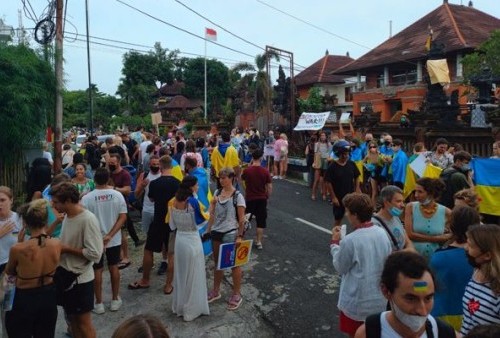 Tak Berseteru Seperti Negaranya, Ribuan Warga Rusia dan Ukraina di Bali Justru Kompak