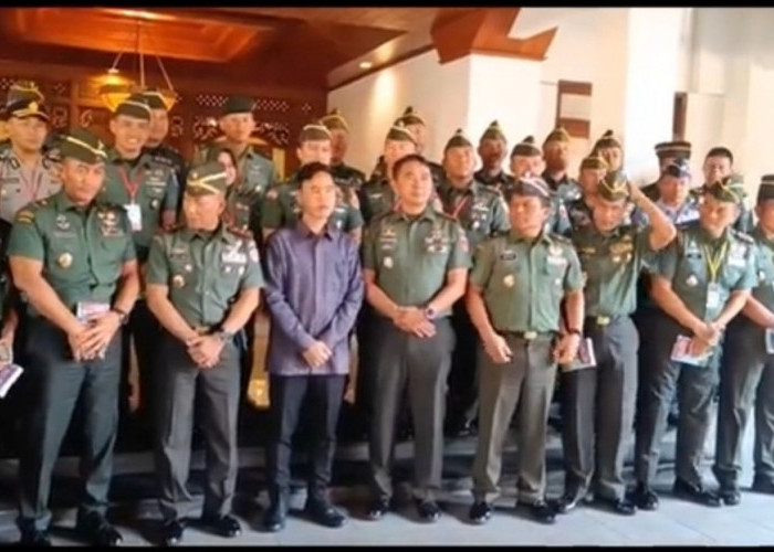 Gibran Klarifikasi Foto Viral Dirinya dengan Sejumlah Perwira TNI: Gak Ada Hubungan dengan Pilpres 2024
