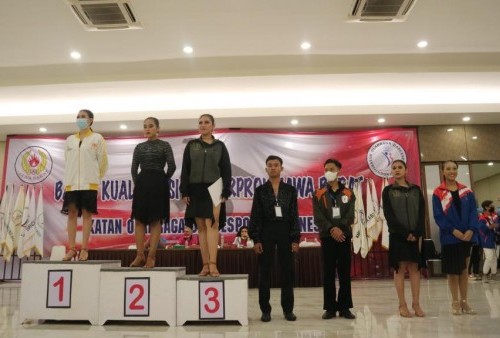 Mahasiswi Esa Unggul Raih Medali Perunggu di Ajang Kualifikasi Ponprov Ikatan Olahraga Dancesport Indonesia XIV