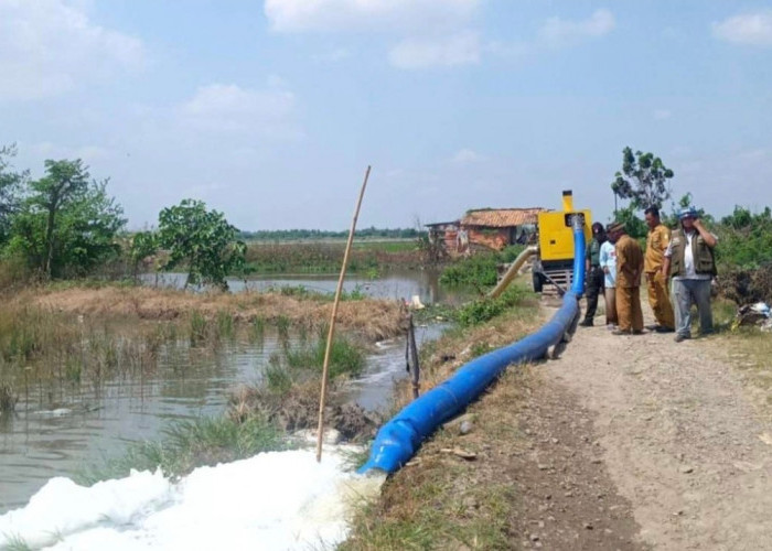 Terjadi Kekeringan Lahan Pertanian, 2 Mesin Pompa Air Besar Diturunkan Pemkab Bekasi